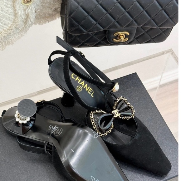 100% authentic Chanel bow heels with pearl embellishment for charity sale - Picture 3 of 12